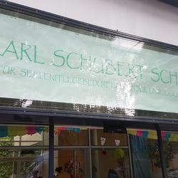 Ankunft der Staffel von Pötzleinsdorf in der Karl Schubert Schule